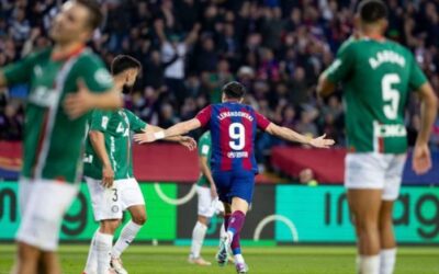 Lewandowski rescata al Barça para respirar antes del parón