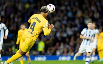 Un cabezazo de Araujo en el descuento ilumina al Barça en Anoeta