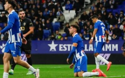 El RCD Espanyol se queda a medias y sigue hundido en el descenso