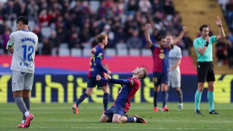 La magia de Lamine y el olfato de Lewy enganchan al Barça a la Liga