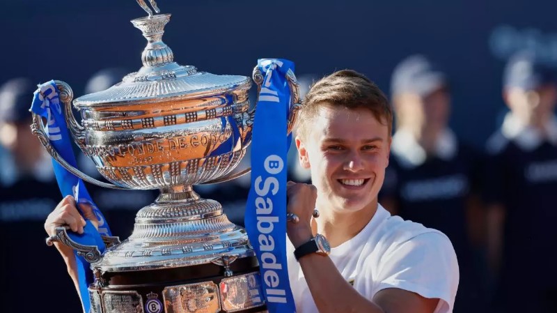 Un magistral Rune obra el milagro ante un mermado Alcaraz