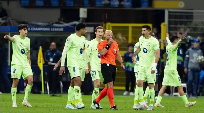 Marciniak se empeña en acabar con el sueño de un Barça heroico