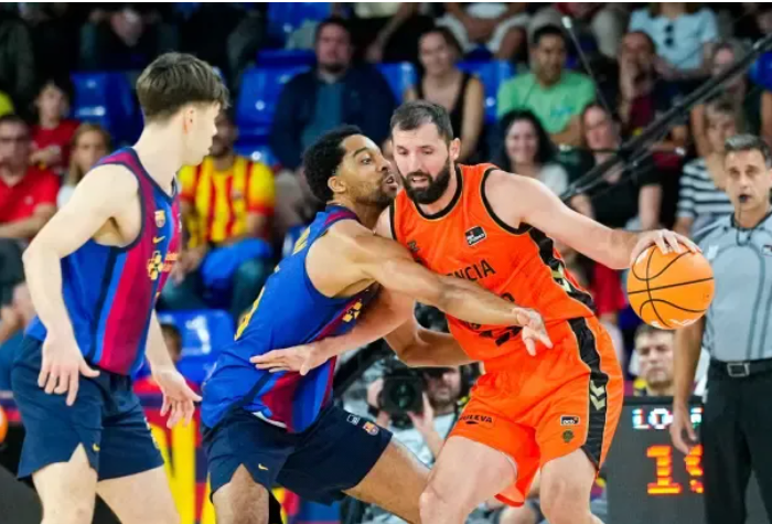 Tosan Evbuomwan defiende a Nikola Mirotic